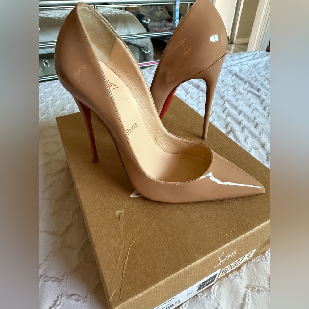 Christian Louboutin So Kate Patent Leather Nude
Pointed Toe Pumps Size EU 37